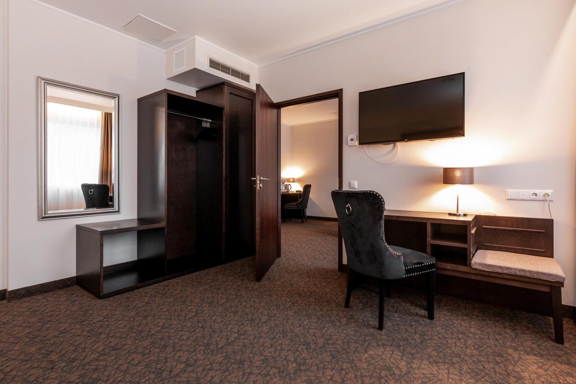 Adoryal Hotell Tallinn Ngoại thất bức ảnh